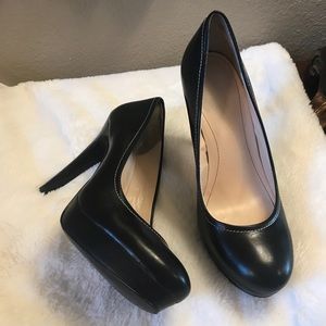 Calvin Klein Platform pumps in black! Size 5.5-6